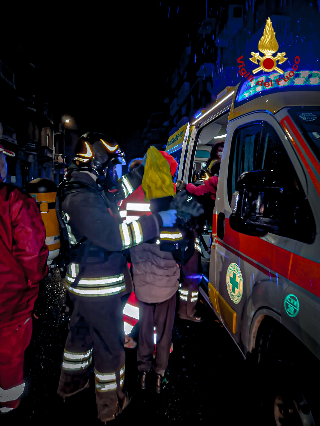 Incendio nella notte in Barriera di Milano, 4 i feriti